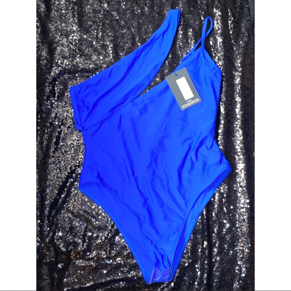 electric blue swimsuit 💙🔹